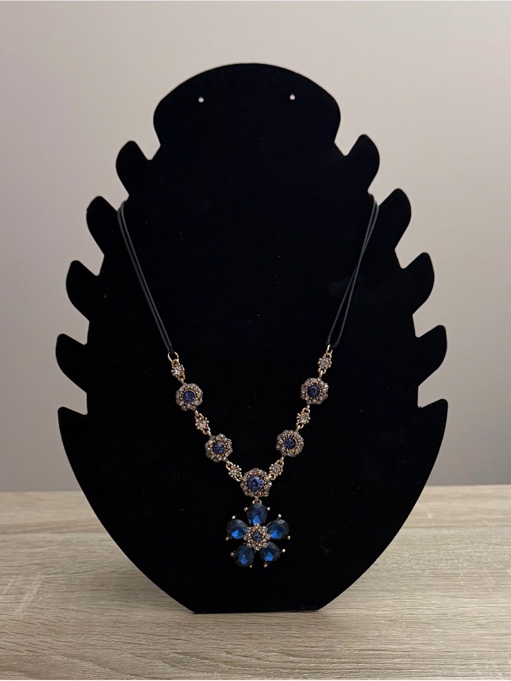 Elegant Blue Crystal Flower Necklace NWT